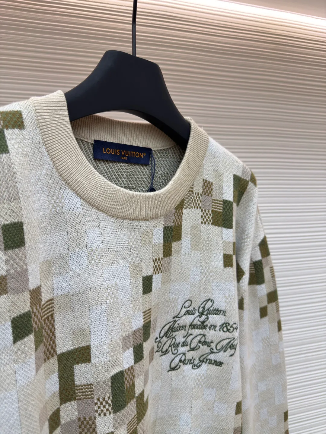 LOUIS VUITTON mosaic jacquard pullover ●Authentic product: 12800 purchased and developed ●Item number: 1680302-C55 ●Fabric: cotton fabric ●Technology: jacquard production ●Version: fitted version ●Weight: about 740 grams ●Size: elements, showing a delicate texture like snake leather. The intricate jacquard texture reflects Micro Der details, and the embroidered logo embellishes the chest, making it easy to integrate into everyday looks. Standard fit with all-over Snakoflage jacquard logo embroidered on the chest, Marque at center back, 1.VuittonDeposee embroidered patches at ribbed collar, cuffs and hem. The overall wiring is straight and delicate, the fabric is comfortable and soft, and the color is consistent without color difference. It can be matched with the same style to create a fashionable look and control various occasions. Customized accessories, complete with three standards, same style for men and women!